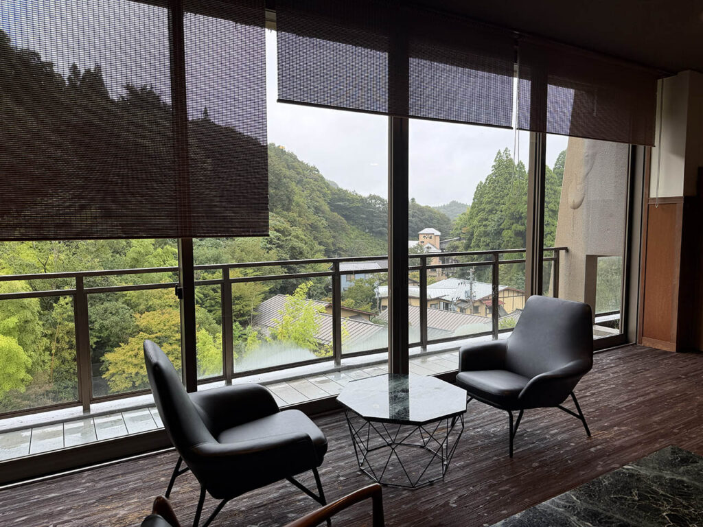 쿠로카와 유사이 온센 본관 4층 로비 - 창가 좌석