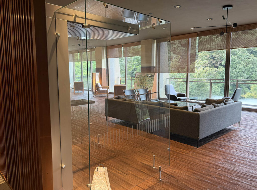 쿠로카와 유사이 온센 본관 4층 로비 - 흡연실