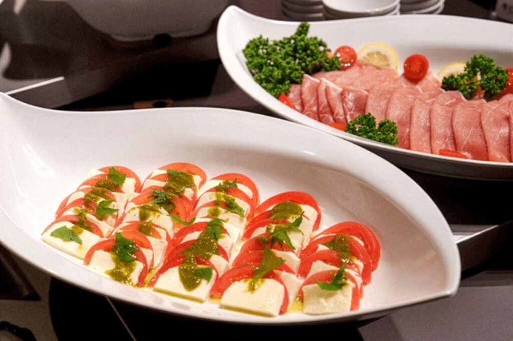 쿠로카와 유사이 온센 본관 조식 및 저녁 식사 - 다양한 음식